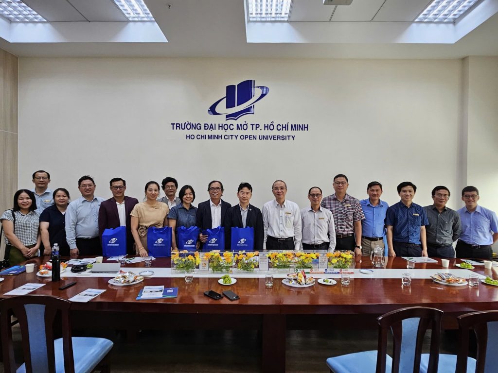 Koshi đến thăm trường ĐH mở