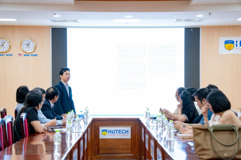 Koshi trong chuyến thăm hutech