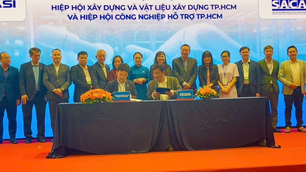 Ông Ngô Hoài Đức - Phó Chủ tịch kiêm Tổng Thư ký Hiệp hội SACA thực hiện ký kết Biên bản hợp tác MoU cùng ông Võ Sơn Điền - Chủ tịch Hiệp hội HASI