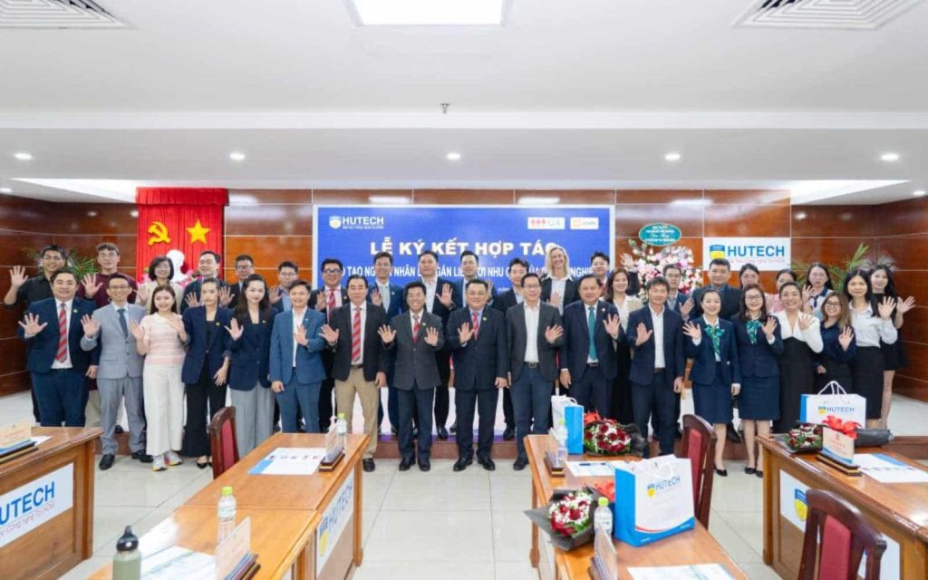 KOSHI-ky-ket-MOU-voi-HUTECH