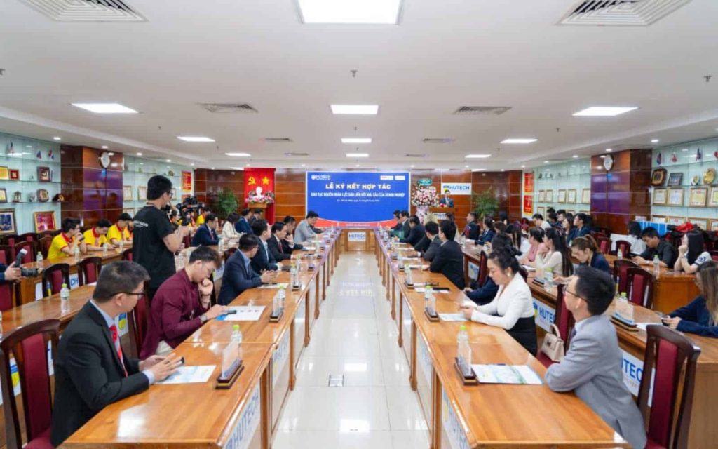 KOSHI-ky-ket-MOU-voi-HUTECH