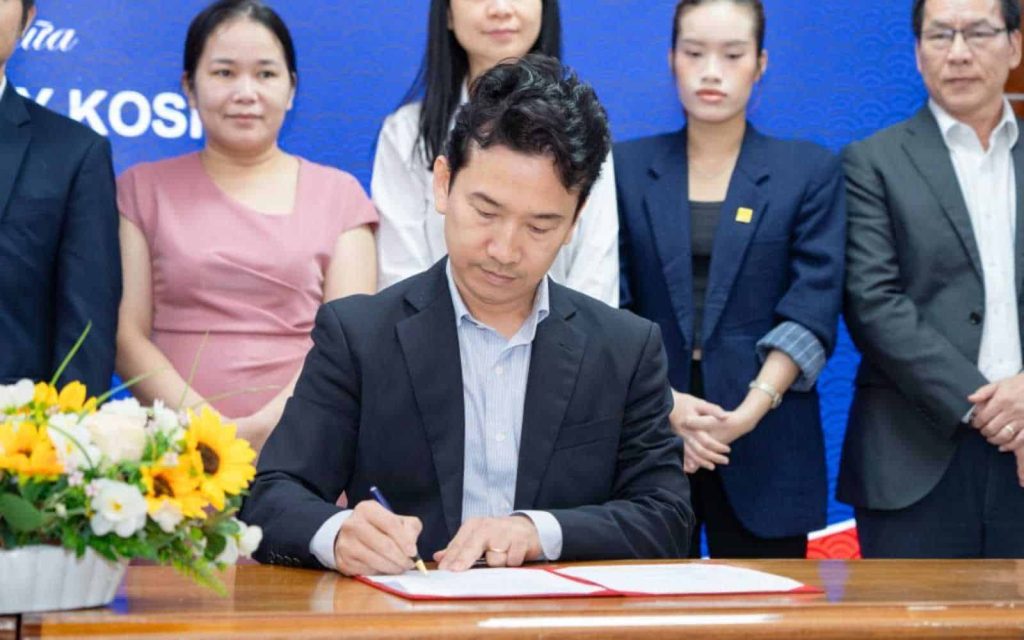 KOSHI-ky-ket-MOU-voi-HUTECH