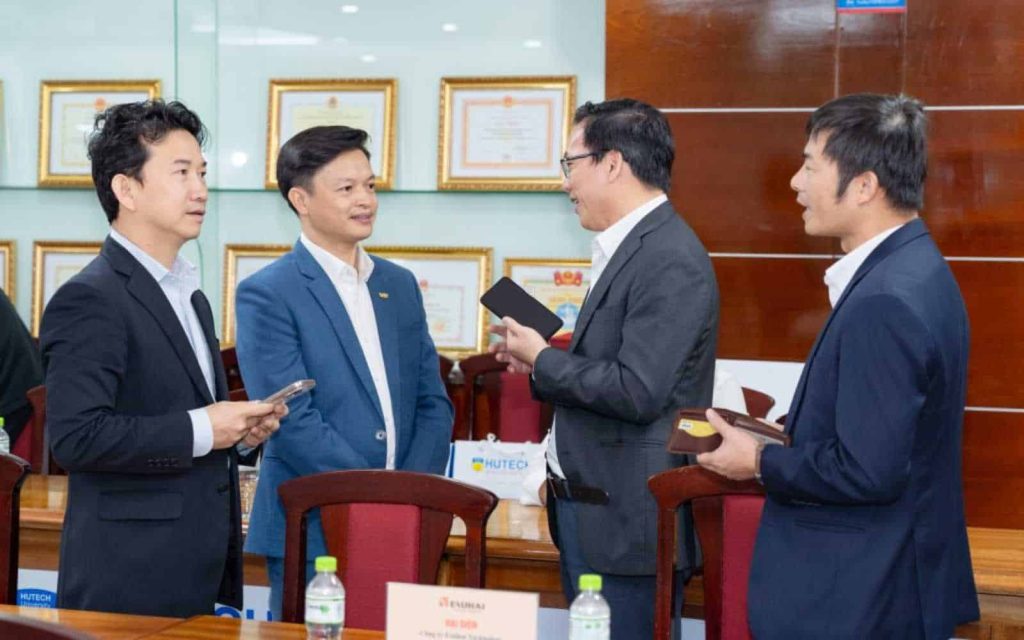 KOSHI-ky-ket-MOU-voi-HUTECH