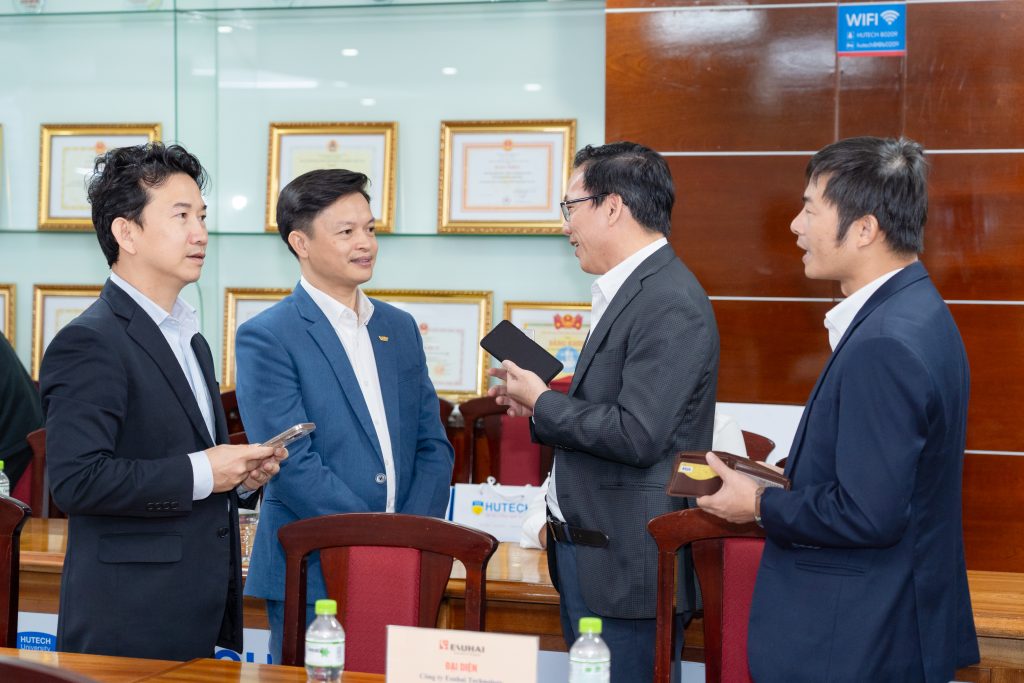 KOSHI-ky-ket-MOU-voi-HUTECH