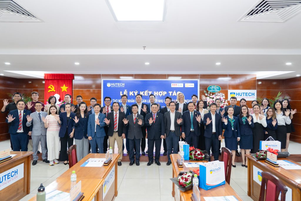 KOSHI-ky-ket-MOU-voi-HUTECH