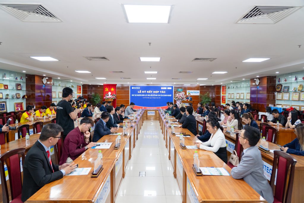 KOSHI-ky-ket-MOU-voi-HUTECH