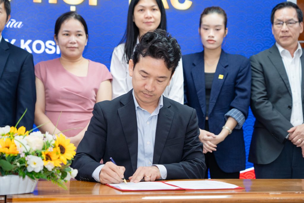 KOSHI-ky-ket-MOU-voi-HUTECH